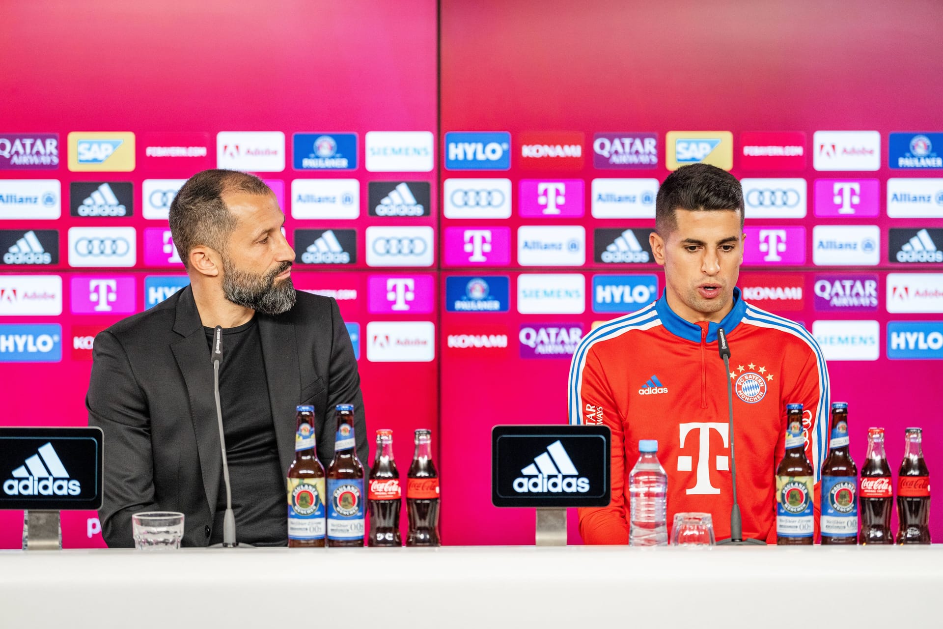 Joao Cancelo (rechts) wird von Sportdirektor Hassan Salihamdozic beim FC Bayern vorgestellt. Viele Fans sind vom Neuzugang begeistert.