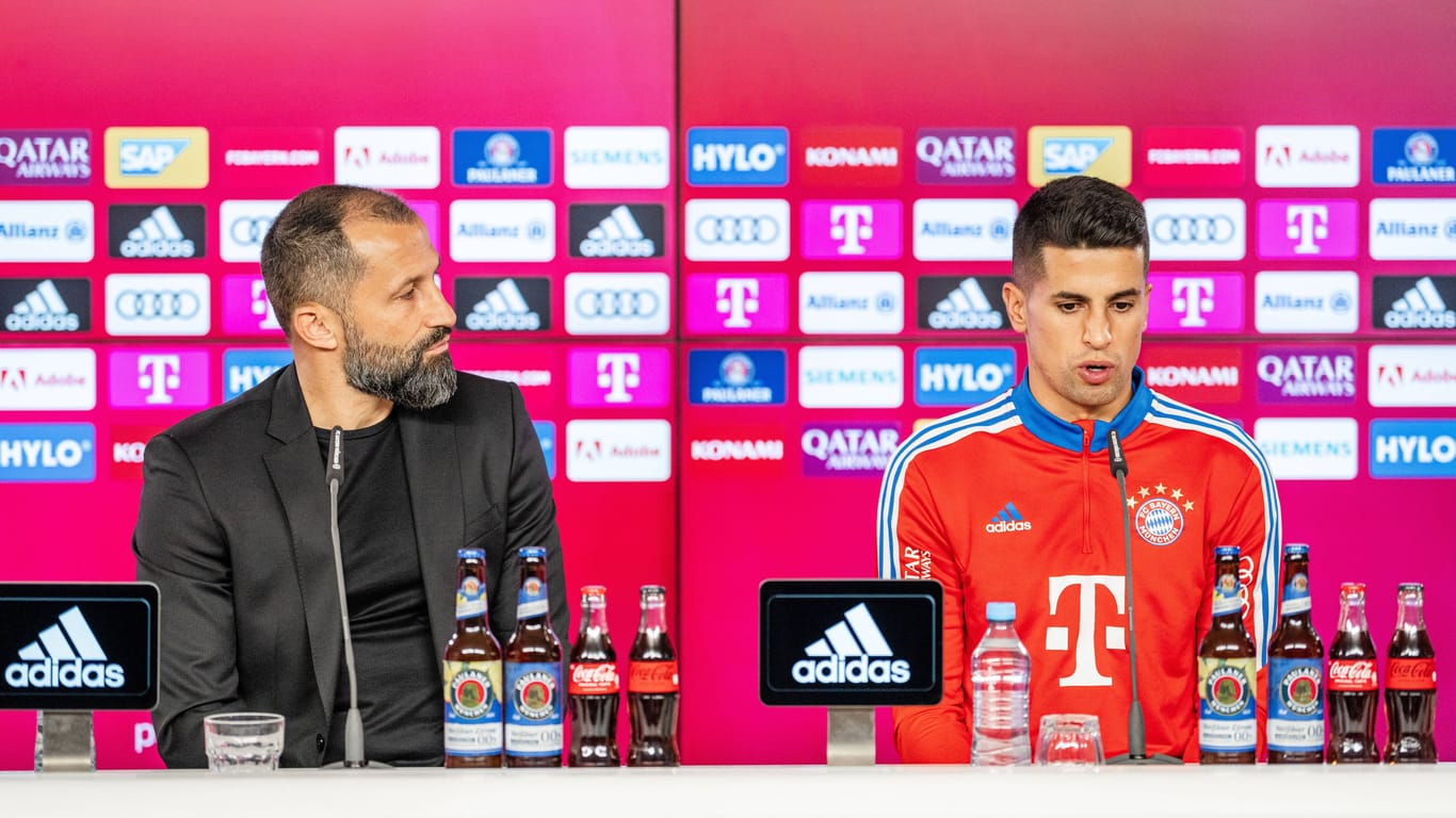 Joao Cancelo (rechts) wird von Sportdirektor Hassan Salihamdozic beim FC Bayern vorgestellt. Viele Fans sind vom Neuzugang begeistert.
