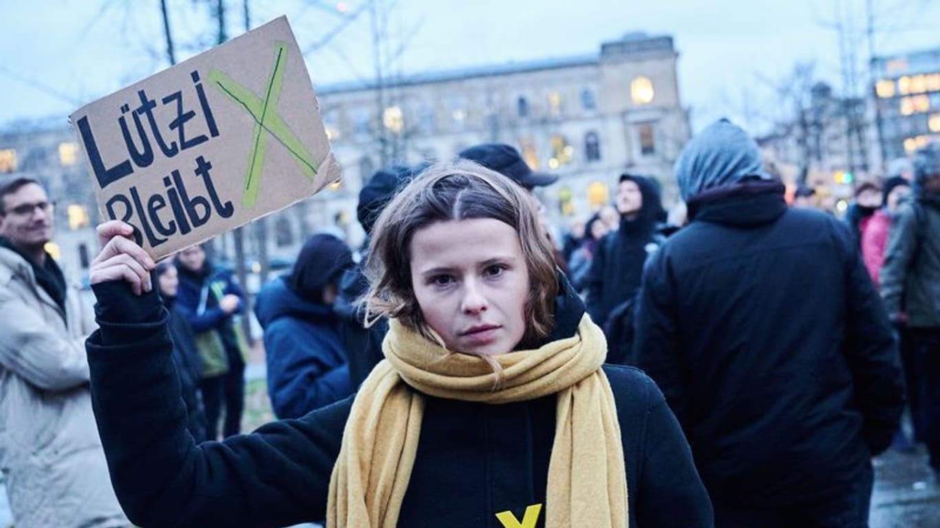 Luisa Neubauer: "Lützerath bleibt" steht auf einem Plakat, das Luisa Neubauer, Klimaaktivistin hält.