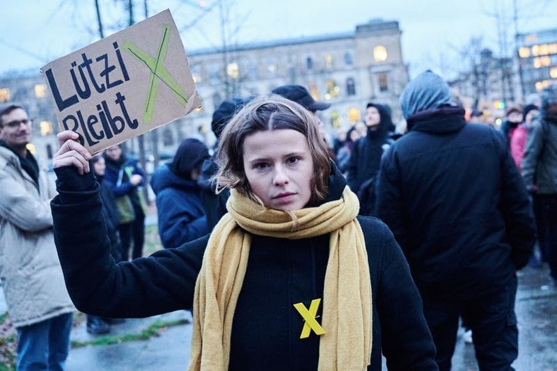 Luisa Neubauer: "Lützerath bleibt" steht auf einem Plakat, das Luisa Neubauer, Klimaaktivistin hält.