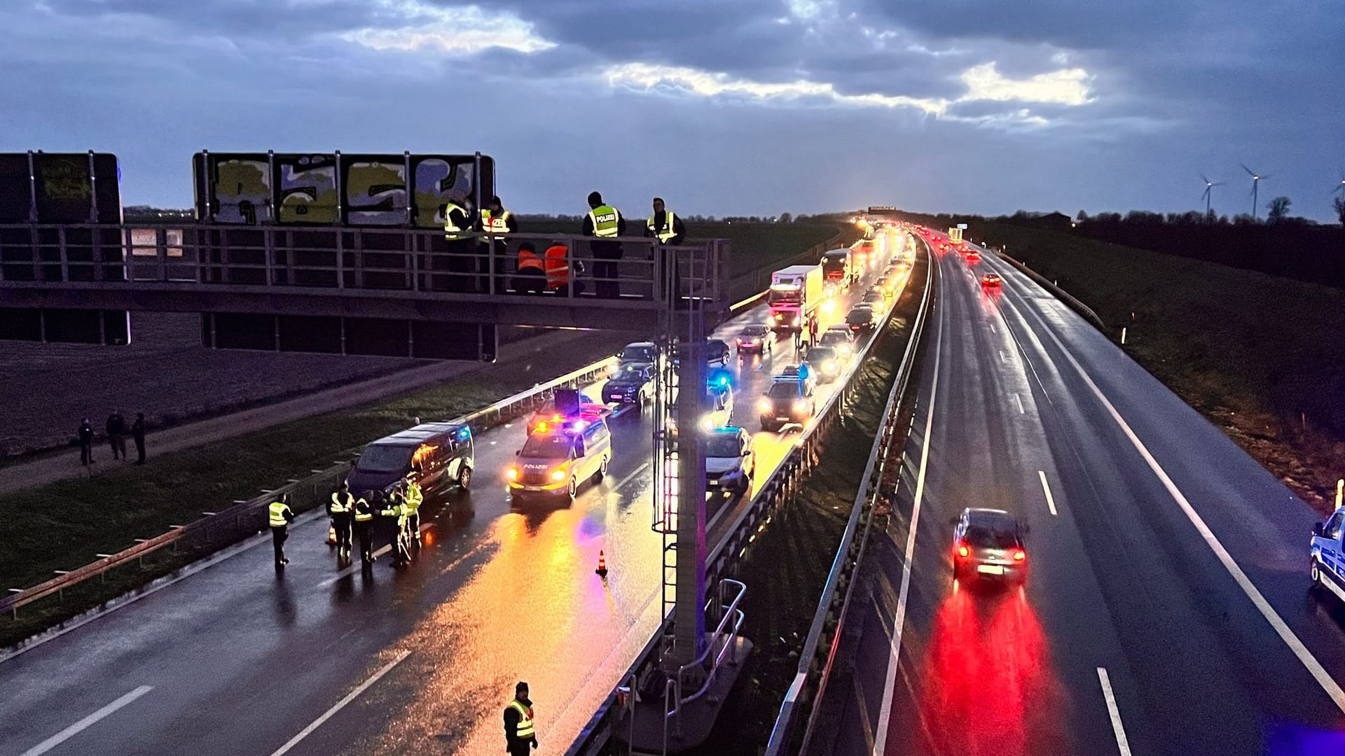 Blockade an der Autobahn: Auf der A44 am Kreuz Jackerath steht der Verkehr.