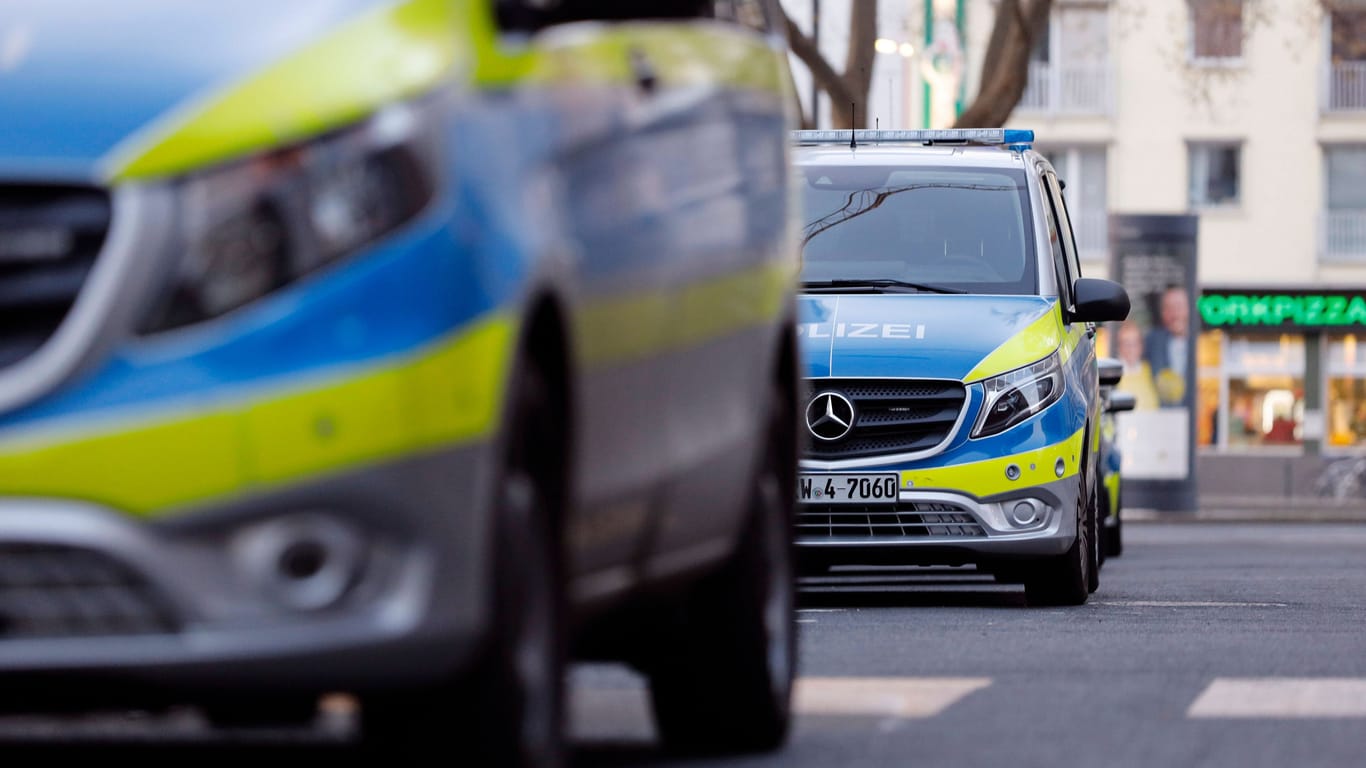 Autos der Polizei an einer Polizeiwache in der Innenstadt (Symbolbild): In Mülheim konnten Beamten gestohlenes Konzertequipment sicherstellen.