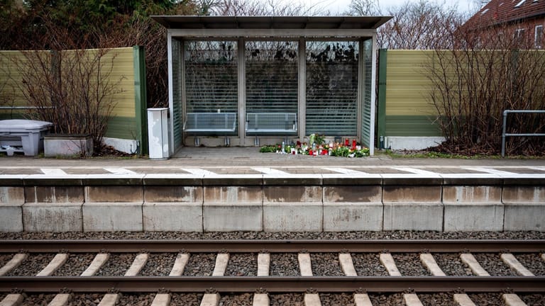 Kerzen und Blumen in einem Wartehäuschen am Bahnhof in Brokstedt: Die Messerattacke war am Dienstag Thema im Senat.