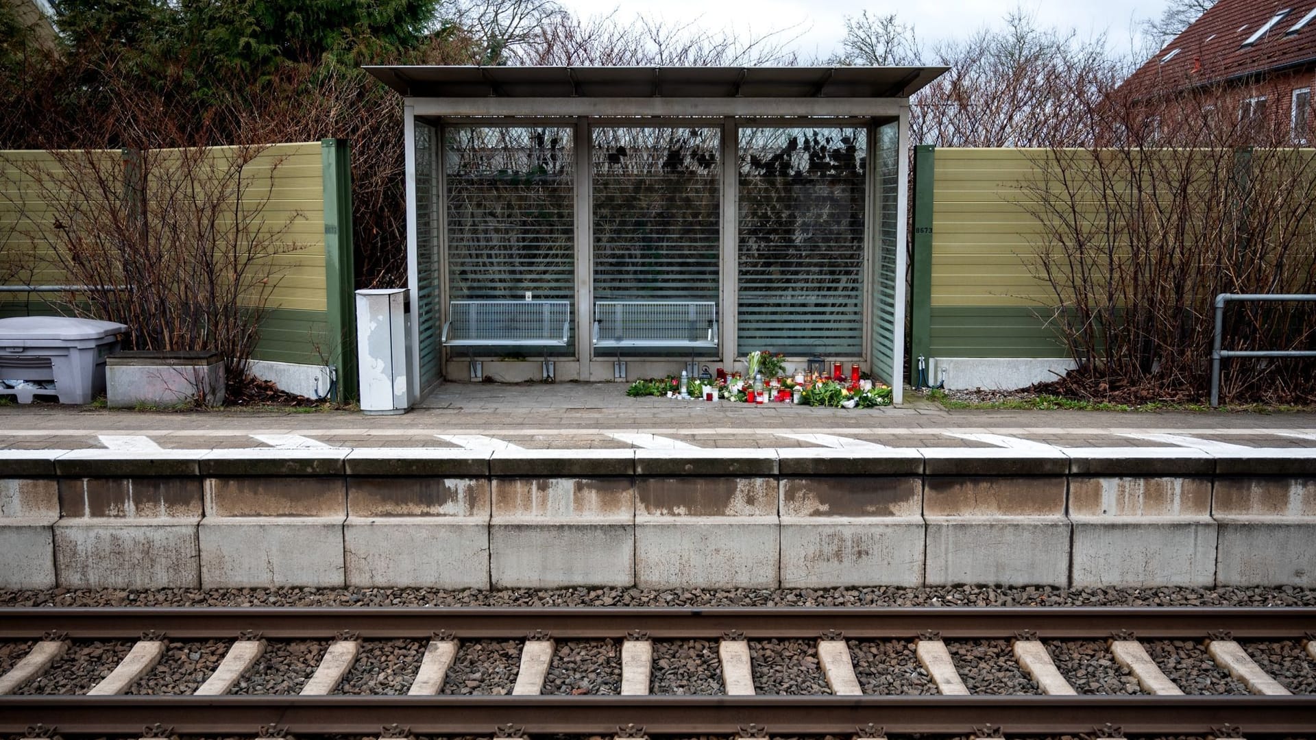 Kerzen und Blumen in einem Wartehäuschen am Bahnhof in Brokstedt: Die Messerattacke war am Dienstag Thema im Senat. Kerzen und Blumen in einem Wartehäuschen am Bahnhof in Brokstedt: Die Messerattacke war am Dienstag Thema im Senat.