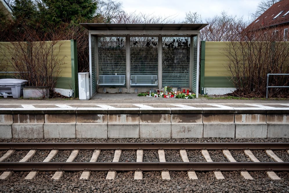 Kerzen und Blumen in einem Wartehäuschen am Bahnhof in Brokstedt: Gegen den Verdächtigen wurden in der Vergangenheit bereits insgesamt elf Ermittlungen eingeleitet.