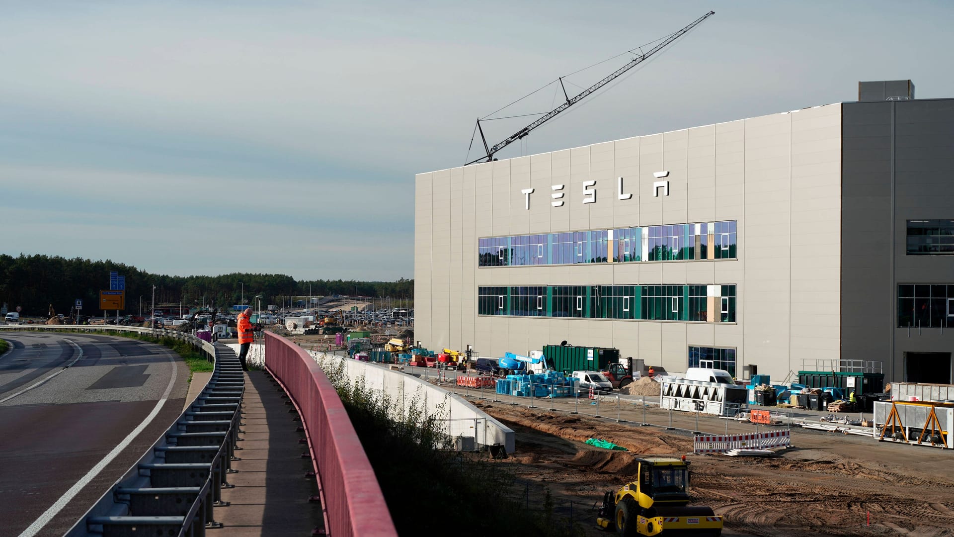 Das Tesla-Werk in Grünheide (Archivbild): Das Unternehmen wirbt um Soldaten für den Standort nahe Berlin.