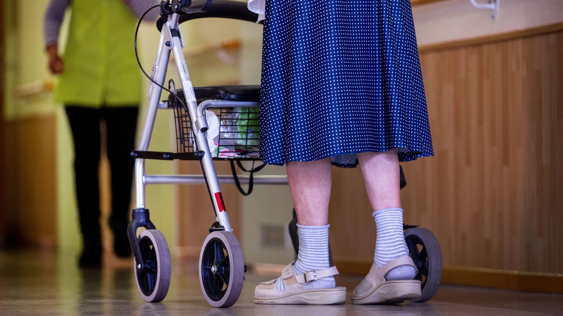 Ältere Frau mit Rollator (Symbolbild): In Pflegeheimen sind die Zuzahlungen weiter gestiegen.