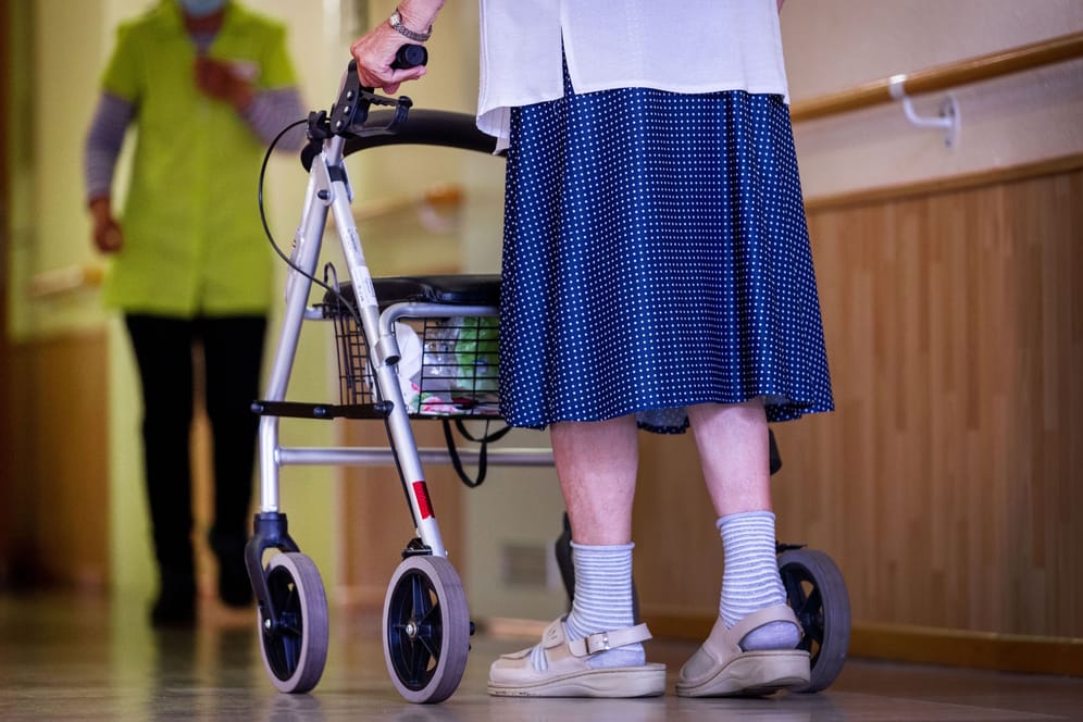 Ältere Frau mit Rollator (Symbolbild): In Pflegeheimen sind die Zuzahlungen weiter gestiegen.