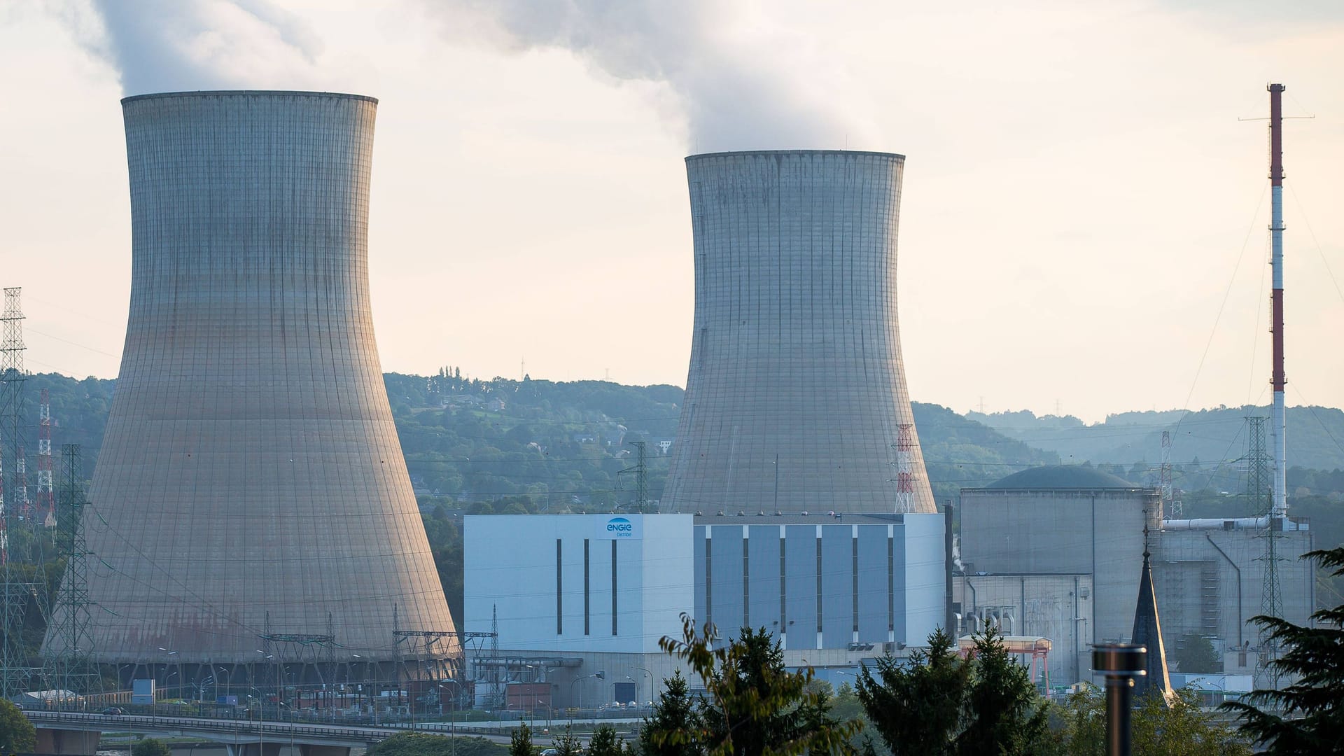 Kernkraftwerk in Tihange, Belgien (Archivbild): Nach 40 Jahren Laufzeit soll Block zwei des Atomkraftwerks Tihange bei Lüttich abgeschaltet werden.