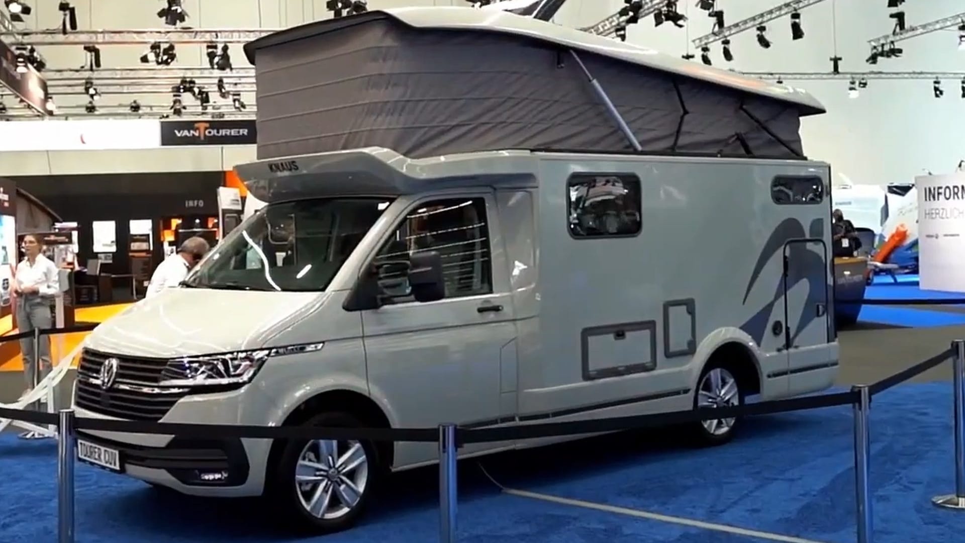 Markant: Der Knaus Tourer CUV hat ein über die gesamte Fahrzeuglänge parallel nach oben fahrendes Hubdach.