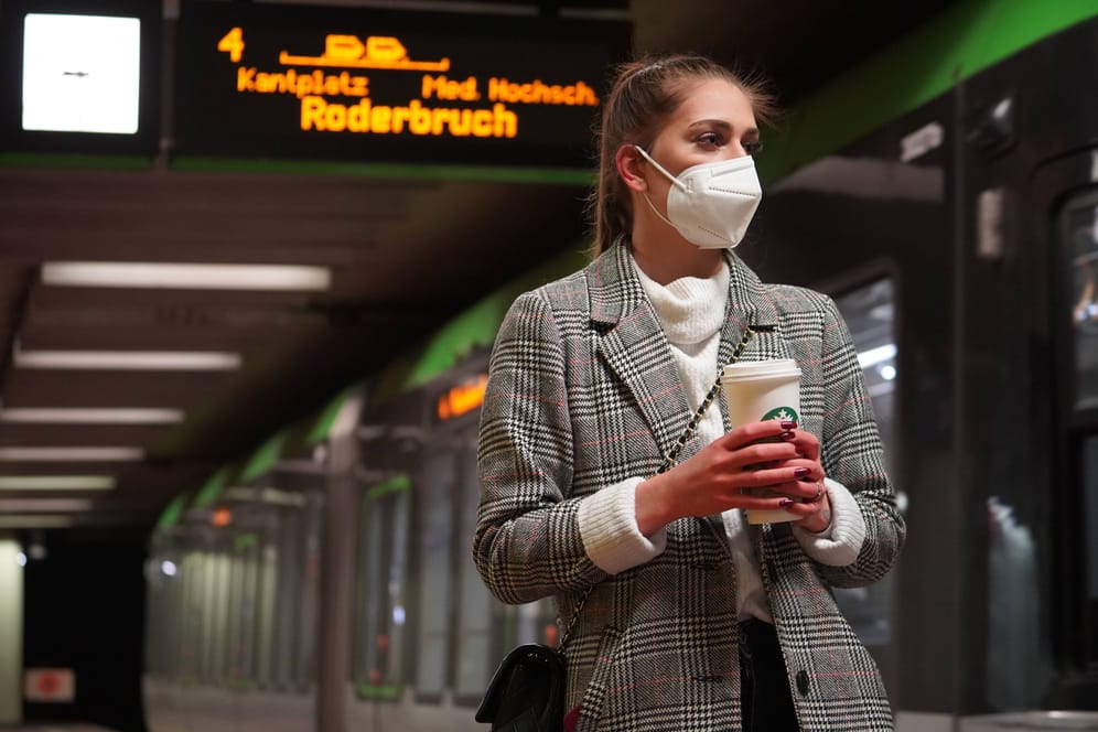 Eine Frau vor einer Stadtbahn in Hannover (Symbolbild): Womöglich endet die Maskenpflicht im Nahverkehr in Kürze.