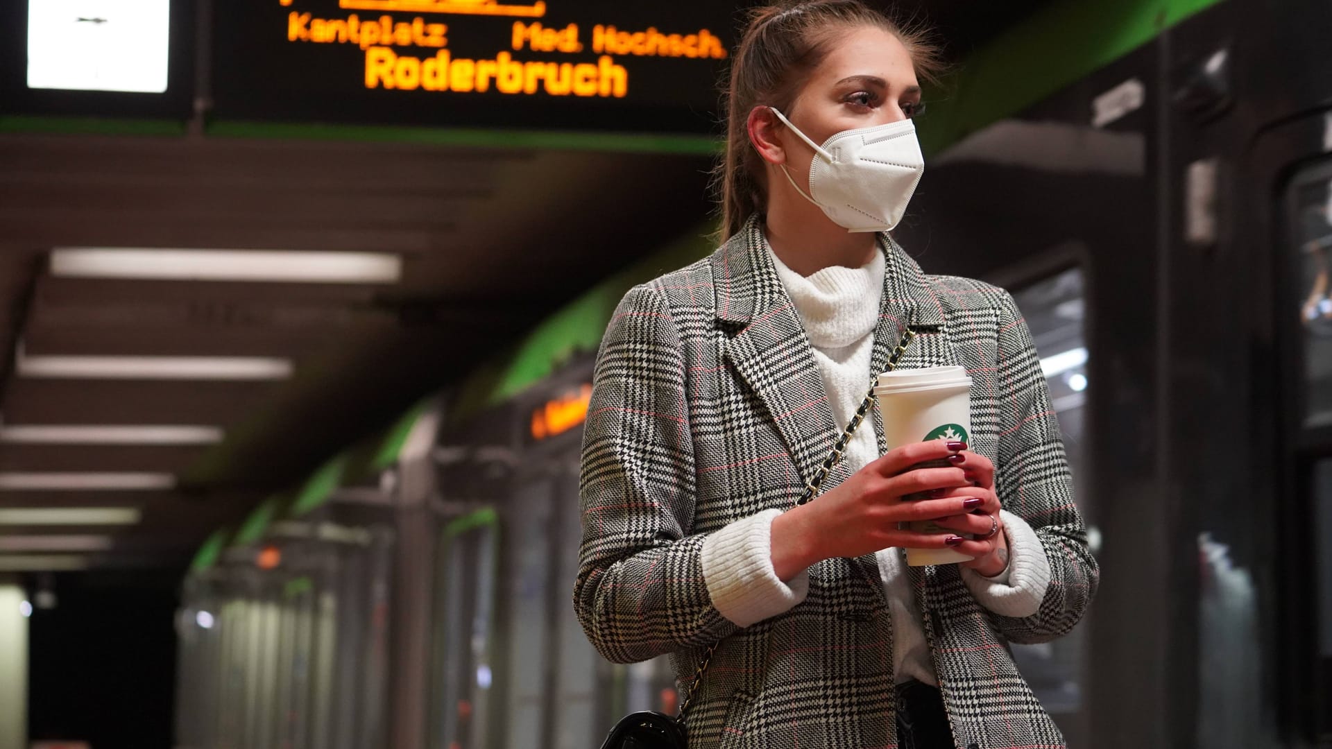 Eine Frau vor einer Stadtbahn in Hannover (Symbolbild): Womöglich endet die Maskenpflicht im Nahverkehr in Kürze.