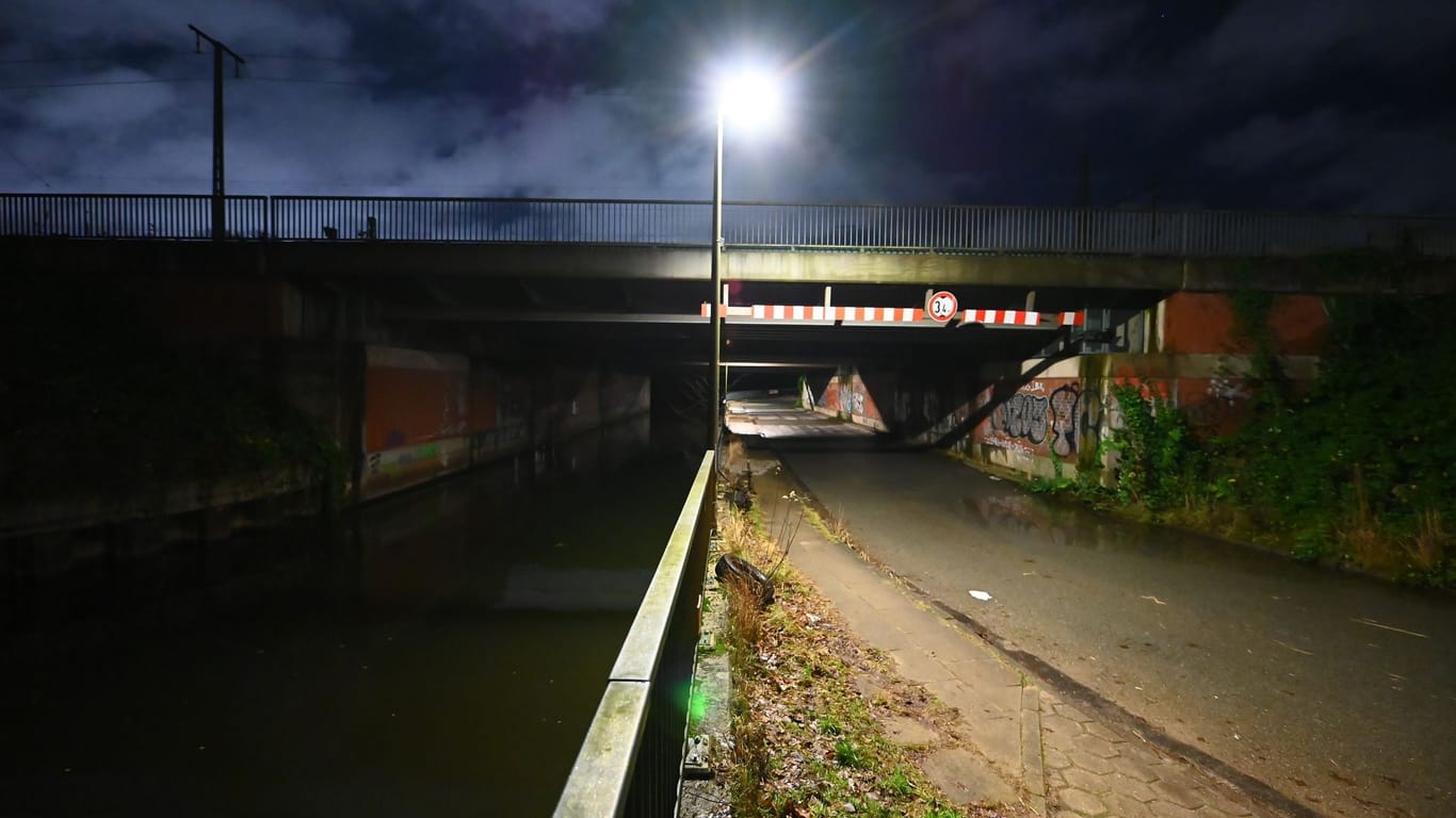Der Ernst-August-Kanal unter Bahnbrücken an der Straße Vogelhüttendeich: Hier wurden Mitte Januar Leichenteile gefunden.