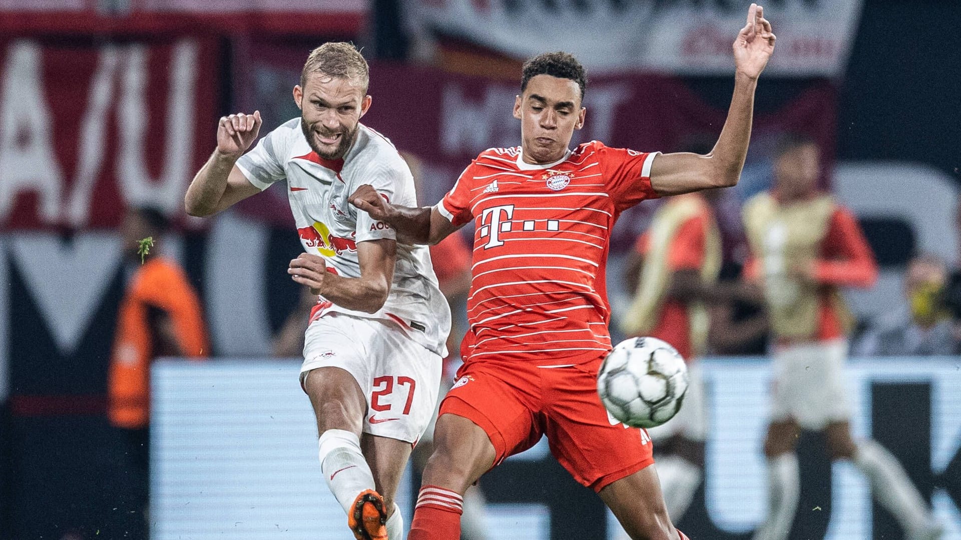 Szene vom bisher letzten Aufeinandertreffen im Supercup 2022: Leipzigs Laimer (li.) gegen Bayerns Musiala. Szene vom bisher letzten Aufeinandertreffen im Supercup 2022: Leipzigs Laimer (li.) gegen Bayerns Musiala.