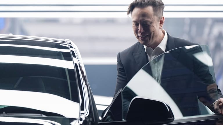 Eröffnung der Tesla-Gigafactory in Grünheide in der Nähe von Berlin: Der Prozess zu einer Anlegerklage gegen Tesla-Chef Musk wegen folgenschwerer Tweets aus dem Jahr 2018 hat am Dienstag in San Francisco begonnen.