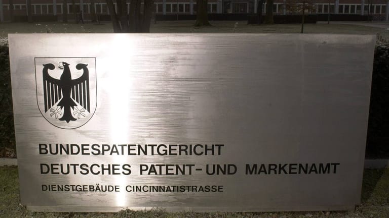 Ein Schild vor dem Gebäude des Bundespatentgerichts (Archivbild): Das Gebäude in München wurde evakuiert.