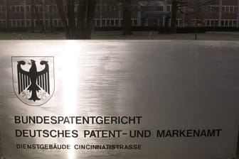 Ein Schild vor dem Gebäude des Bundespatentgerichts (Archivbild): Das Gebäude in München wurde evakuiert.