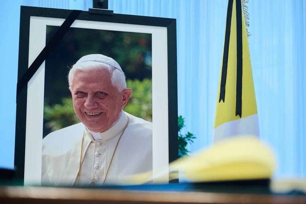 Kondolenzbuch für den verstorbenen emeritierten Papst Benedikt XVI. in der Apostolische Nuntiatur in Berlin: Im Alter von 95 Jahren ist der emeritierte Papst verstorben.