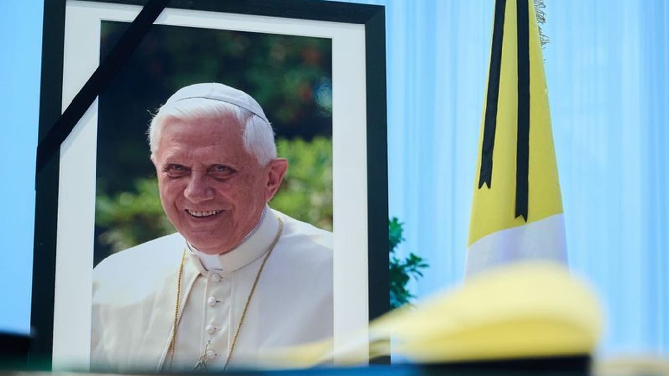 Kondolenzbuch für den verstorbenen emeritierten Papst Benedikt XVI. in der Apostolische Nuntiatur in Berlin: Im Alter von 95 Jahren ist der emeritierte Papst verstorben.