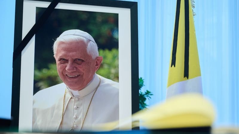 Kondolenzbuch für den verstorbenen emeritierten Papst Benedikt XVI. in der Apostolische Nuntiatur in Berlin: Im Alter von 95 Jahren ist der emeritierte Papst verstorben.