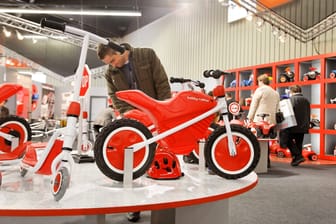 Ein Dreirad auf der Internationalen Spielwarenmesse (Archivbild): In Nürnberg dürfen in diesem Jahr auch kleine und große Spielwarenfans auf das Messegelände.