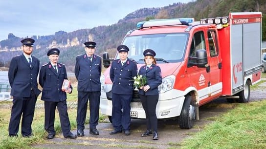 Verabschiedung der letzten Feuerwehrleute von Schmilka: Richard Rittner (v.l.), Rüdiger Herschel, Detlef Rittner, Sven Myszka, Anne-Marta Rittner und Sandro Gesell (nicht im Bild).