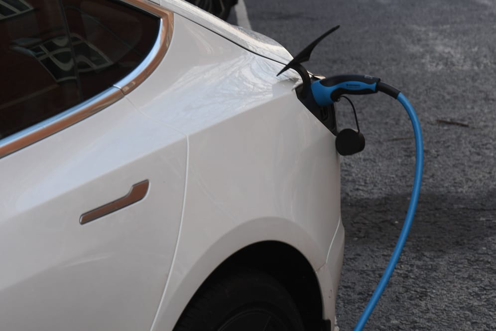 Strom tanken: Besitzer von E-Autos fuhren wegen geringer Energiekosten lange Zeit sehr günstig. Aber damit ist es nun für viele vorbei.