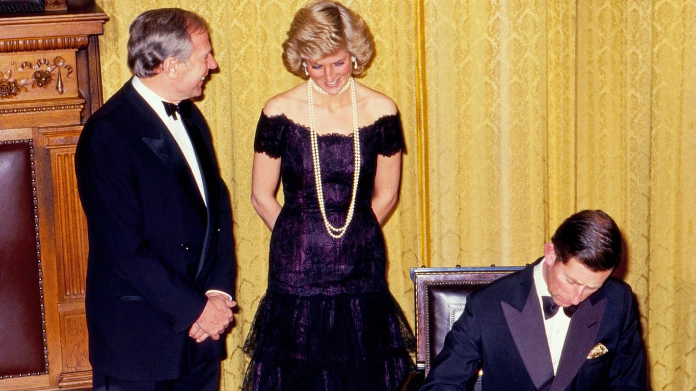 Prinz Charles (rechts) und Prinzessin Diana werden im Rathaus in Hamburg durch Bürgermeister Klaus von Dohnanyi begrüßt (Archivbild): Im Jahr 1987 war Charles das bislang letzte Mal in der Hansestadt.