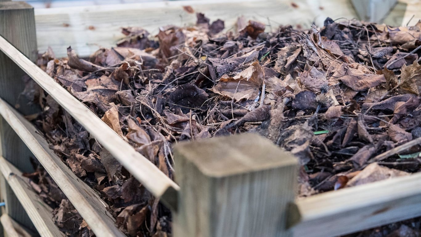 Wärme für die Würmer: Komposthaufen im Winter isolieren