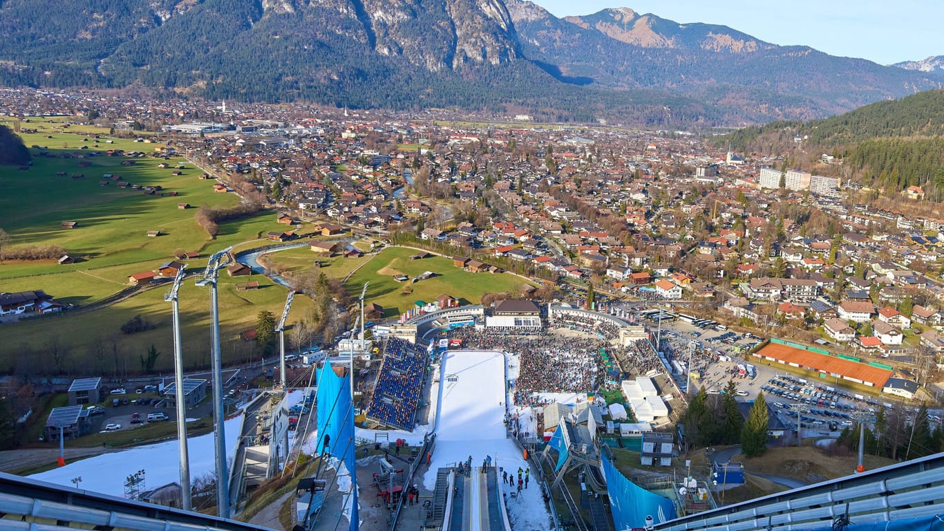 Die Olympiaschanze in Garmisch-Partenkirchen: Abseits des sportlichen Wettbewerbs zeigt sich die Natur grün.