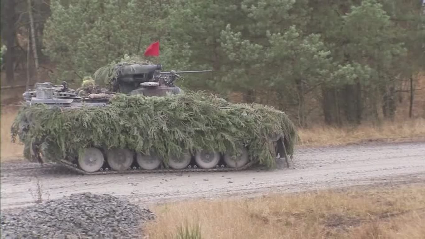 Ein Marder-Panzer bei einer Übung: Deutschland will die Geräte der Ukraine liefern.