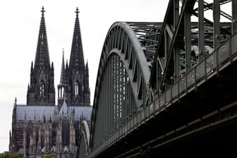 Der Kölner Dom und die Hohenzollernbrücke (Symbolbild): Zwei Klimaaktivisten haben sich von der Brücke abgeseilt.