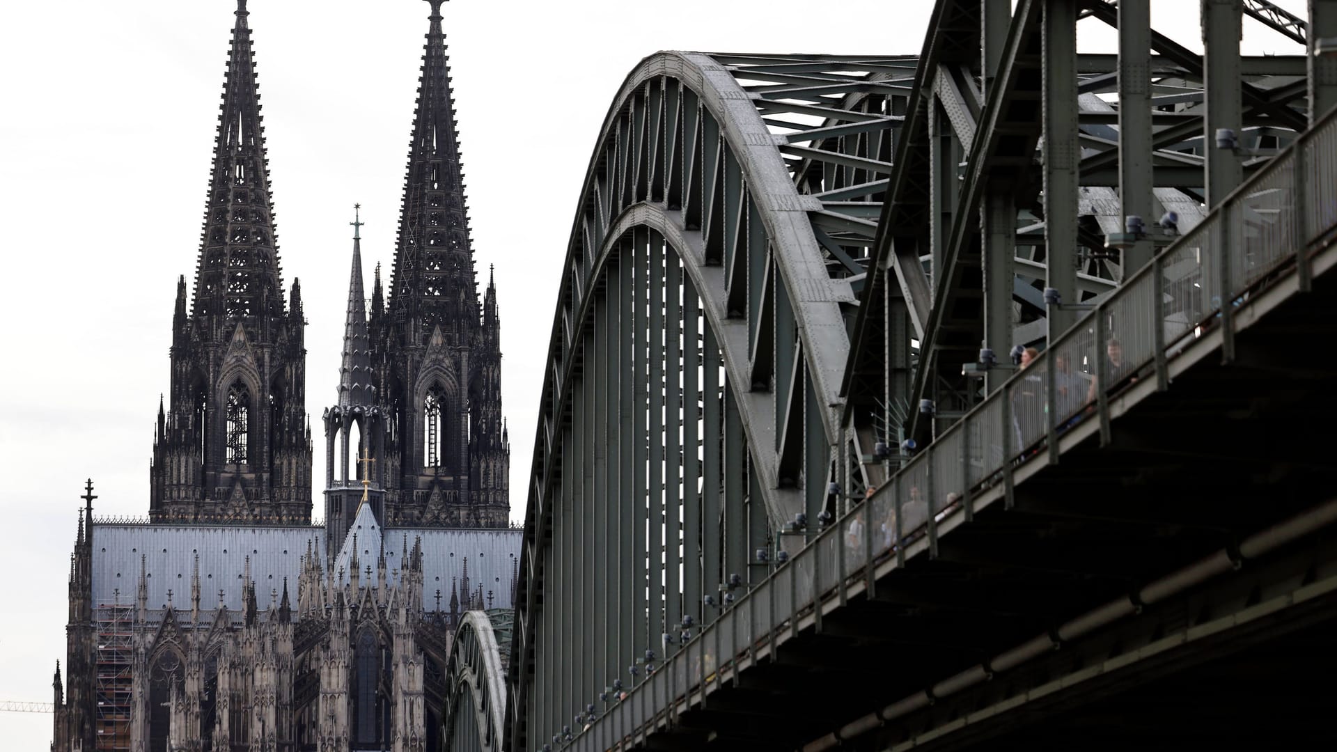 Der Kölner Dom und die Hohenzollernbrücke (Symbolbild): Zwei Klimaaktivisten haben sich von der Brücke abgeseilt.