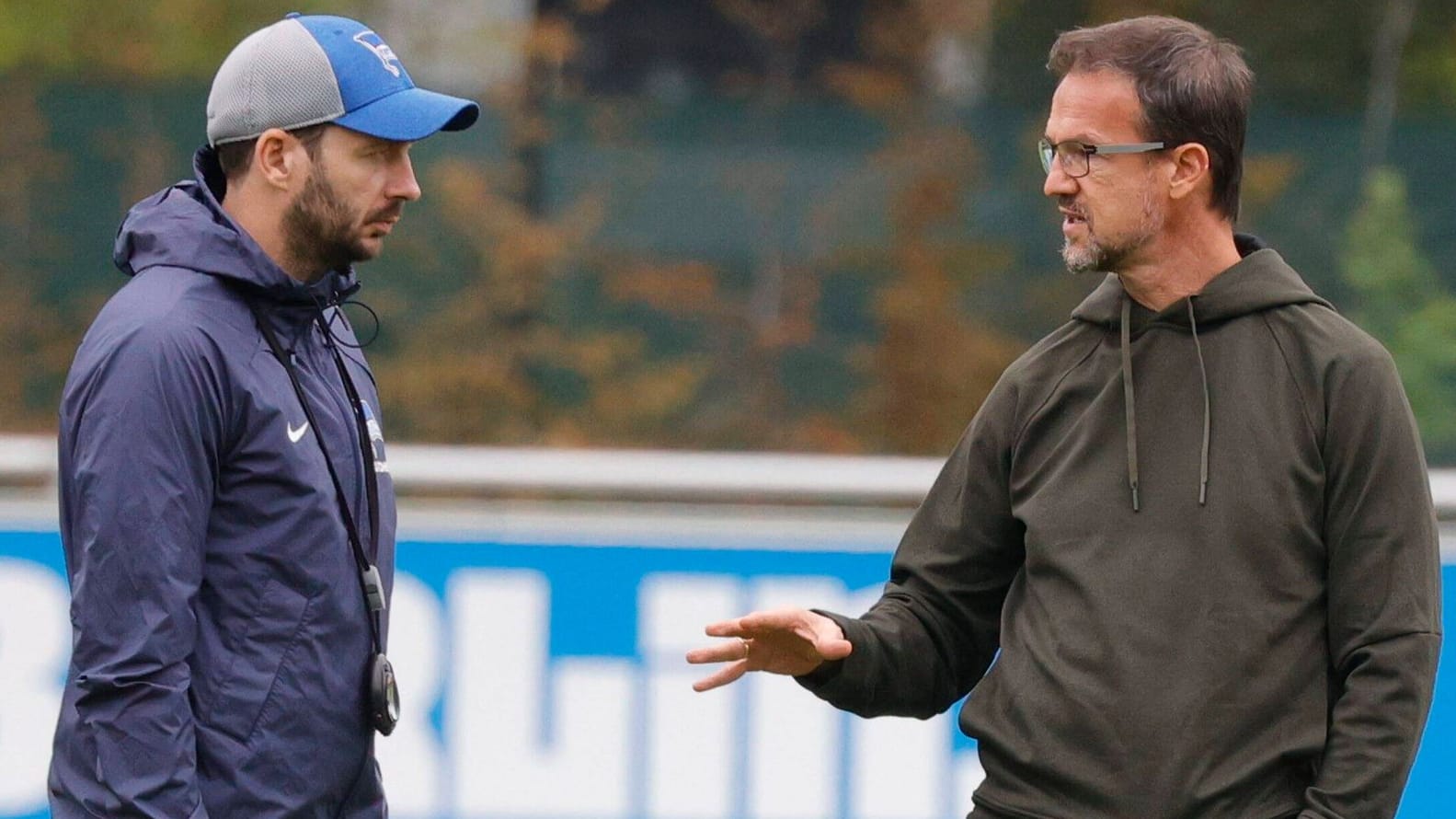 Hertha-Trainer Sandra Schwarz (links) und Fredi Bobic kamen gut miteinander aus (Archivfoto): Erst flog Bobic, dann ging Schwarz.