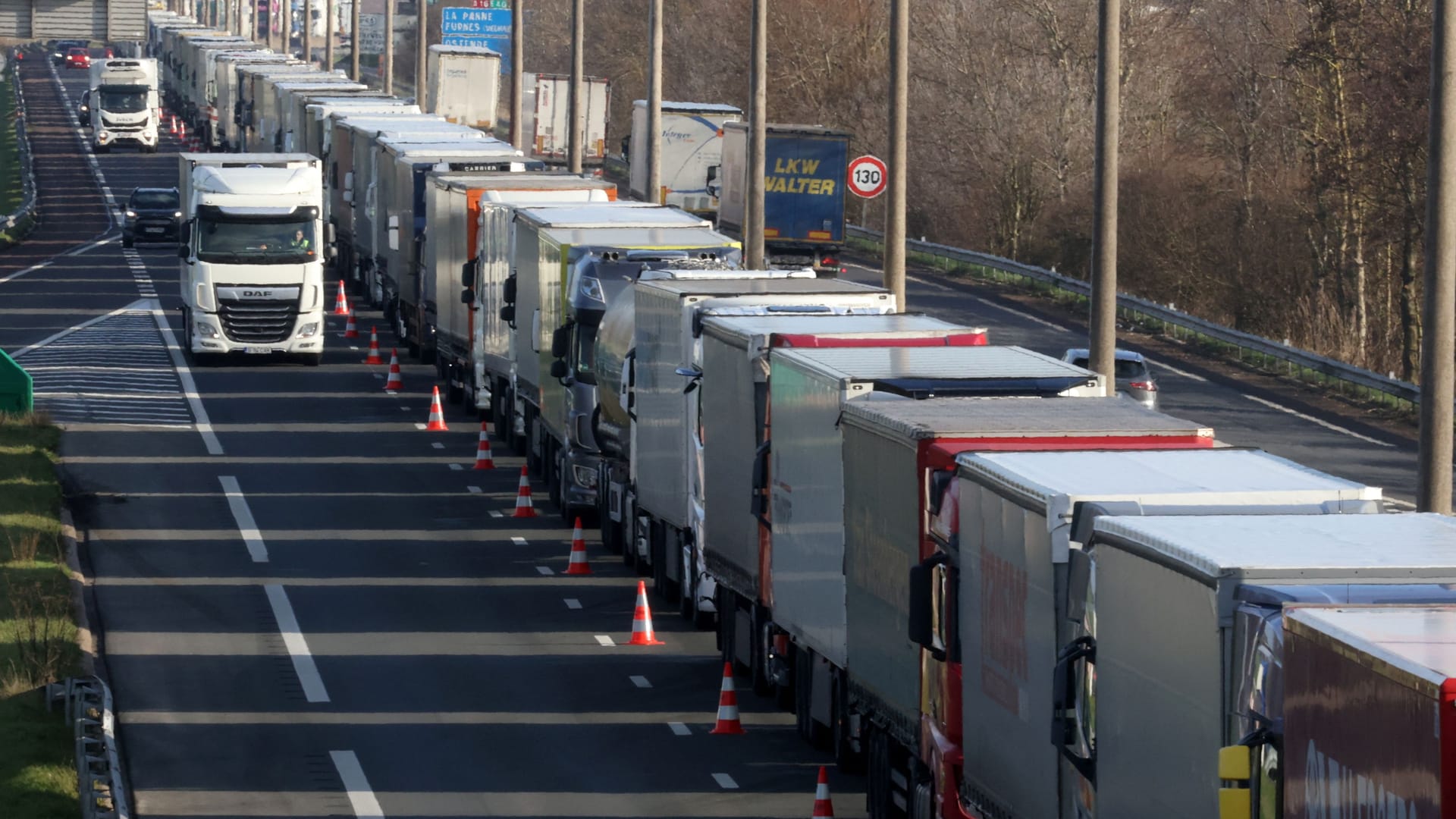 Lastwagen warten auf die Überfahrt: Die Fährverbindung mit Frankreich ist wegen der Streiks ausgesetzt.