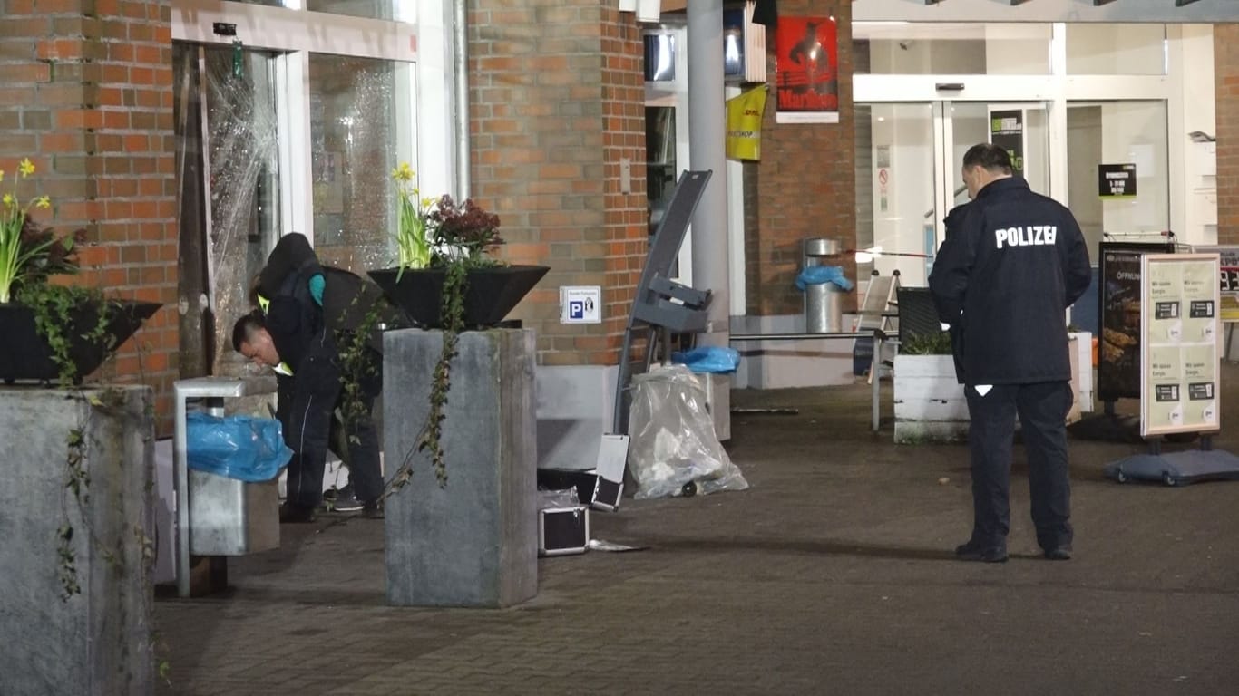 Einsatzkräfte vor dem Supermarkt in Oyten: Dort haben Unbekannte im Vorraum einen Geldautomat gesprengt.