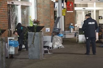 Einsatzkräfte vor dem Supermarkt in Oyten: Dort haben Unbekannte im Vorraum einen Geldautomat gesprengt.