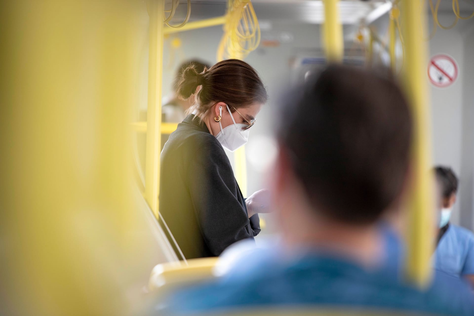 Frau mit FFP2-Maske in einer Straßenbahn (Symbolfoto): Ab 2. Februar ist das Tragen freiwillig.