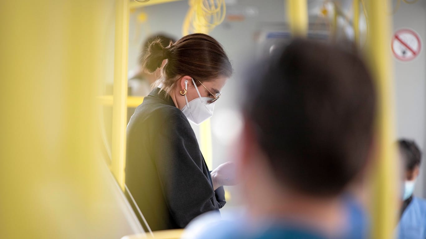 Frau mit FFP2-Maske in einer Straßenbahn (Symbolfoto): Ab 2. Februar ist das Tragen freiwillig.
