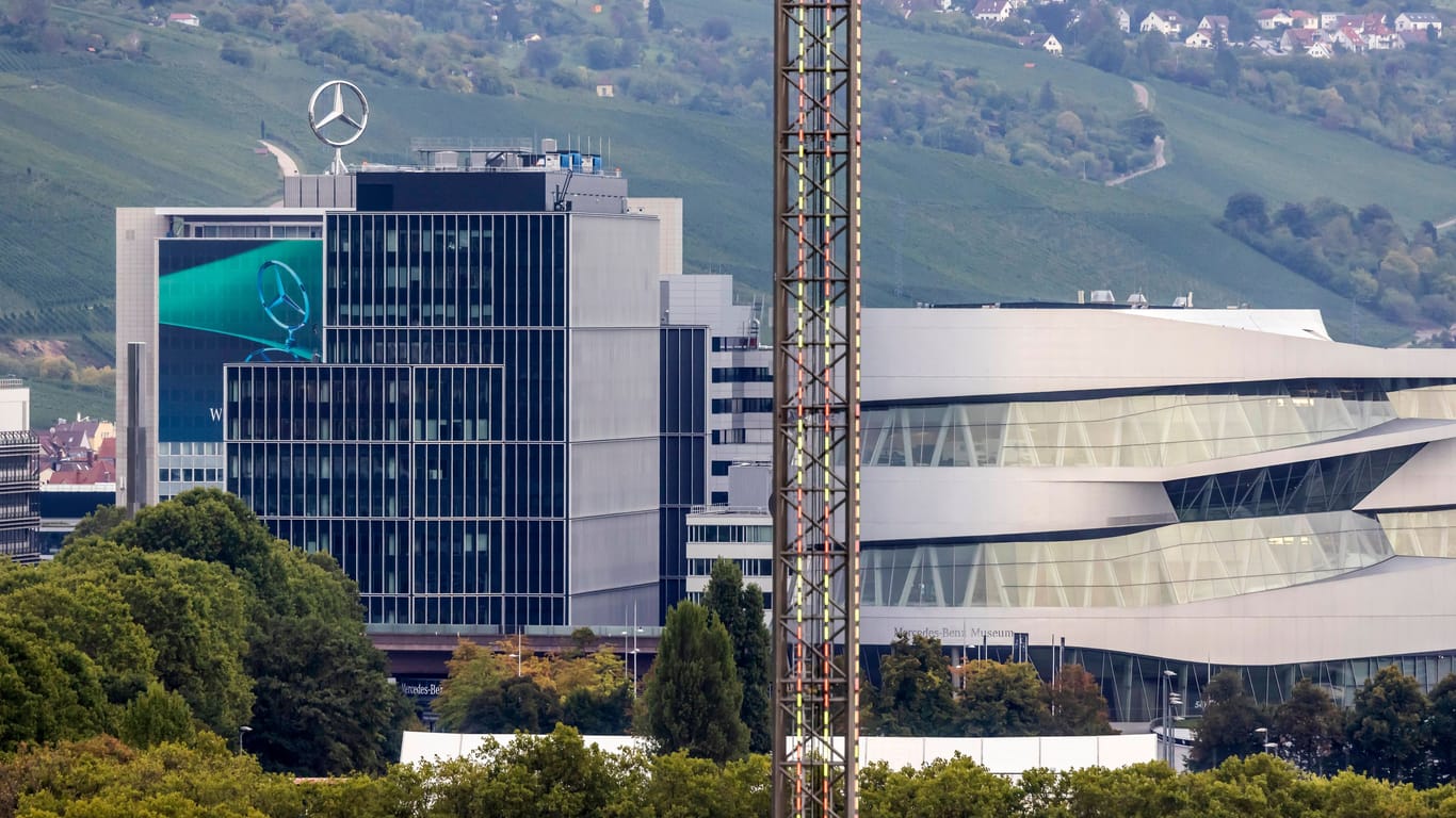 Der Unternehmenssitz von Mercedes Benz in Stuttgart Untertürkheim: Weltweit hat der Konzern mehr als 90.000 Beschäftigte, die von der Prämie profitieren.