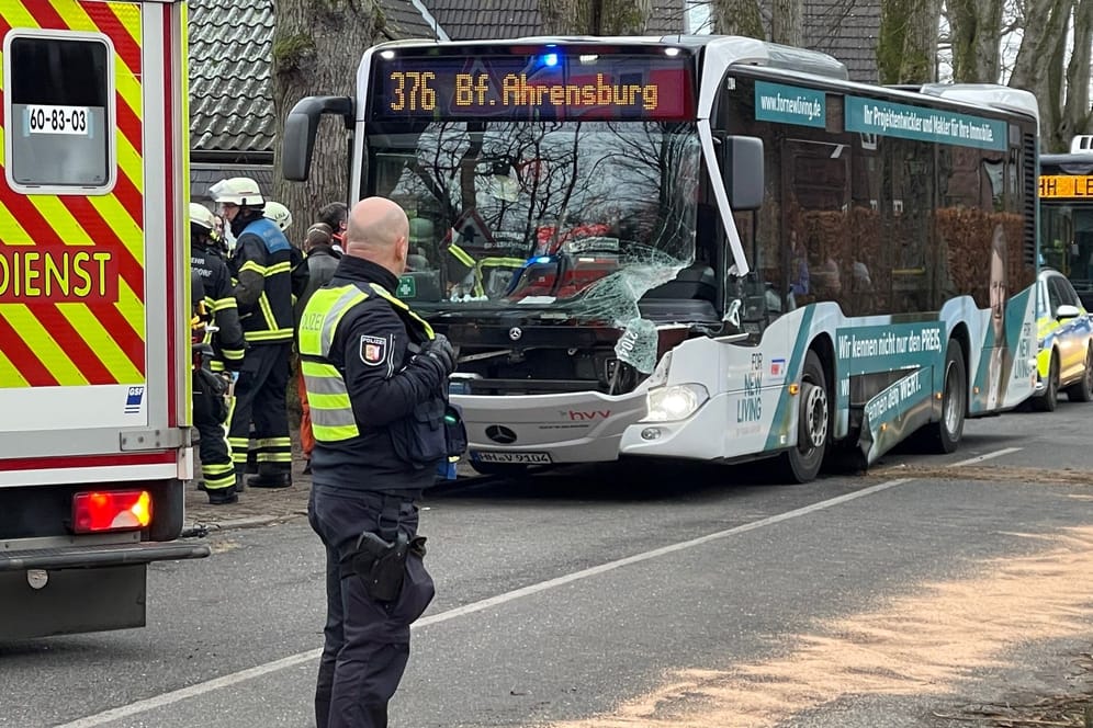 Einsatzkräfte an der Unfallstelle in Großhansdorf: Der Bus ist an der Front beschädigt.