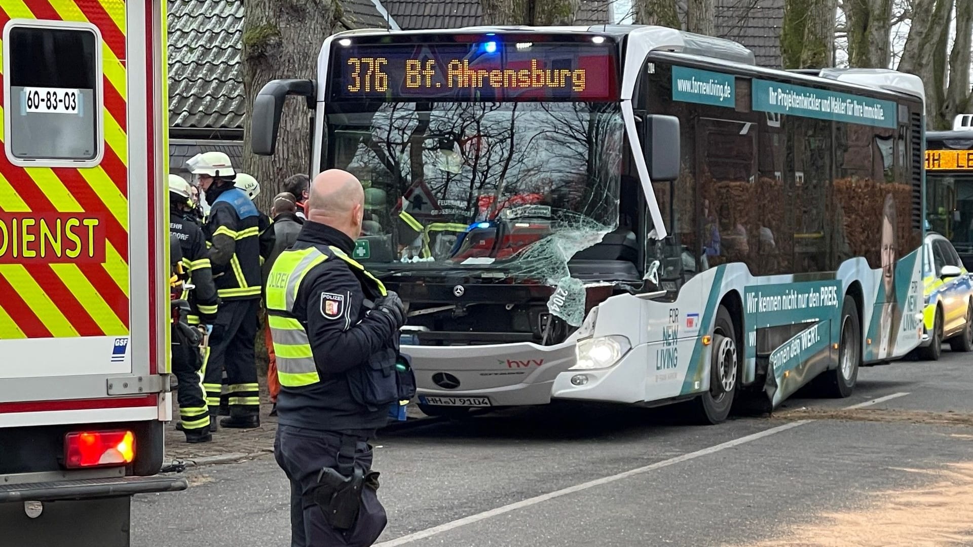 Einsatzkräfte an der Unfallstelle in Großhansdorf: Der Bus ist an der Front beschädigt.