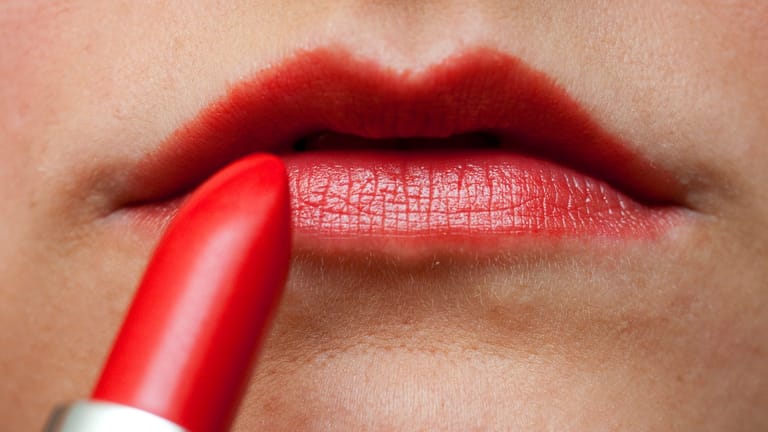 Alarmierendes Testergebnis: Rote Lippenstifte sehen zwar schick aus, können aber schädliche Inhaltsstoffe enthalten.
