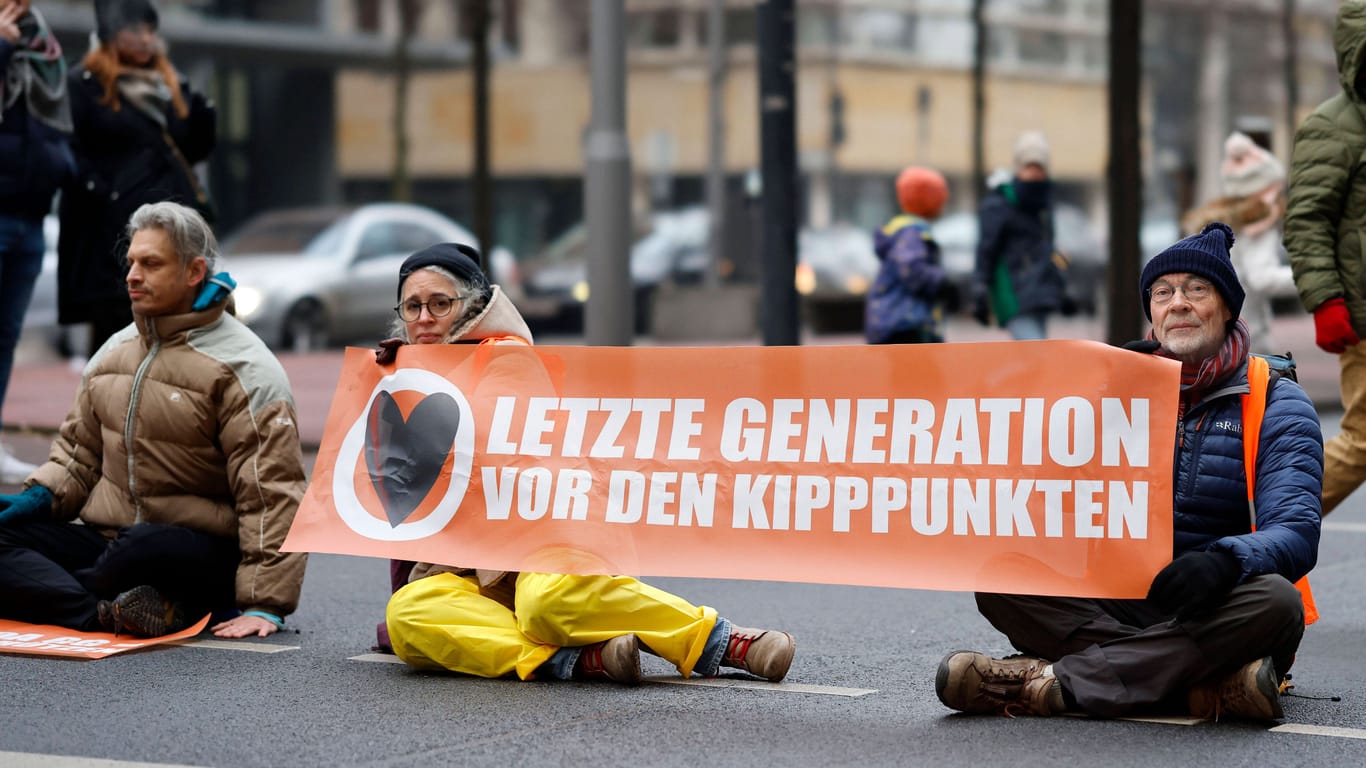 Aktivisten der Letzten Generation blockieren eine Straße in Berlin: Bislang war die Hauptstadt Schwerpunkt der Proteste.