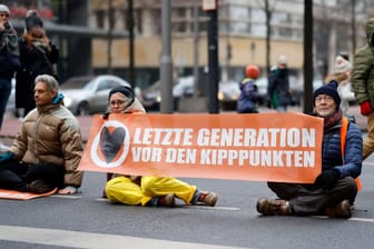 Aktivisten der Letzten Generation blockieren eine Straße in Berlin: Bislang war die Hauptstadt Schwerpunkt der Proteste.