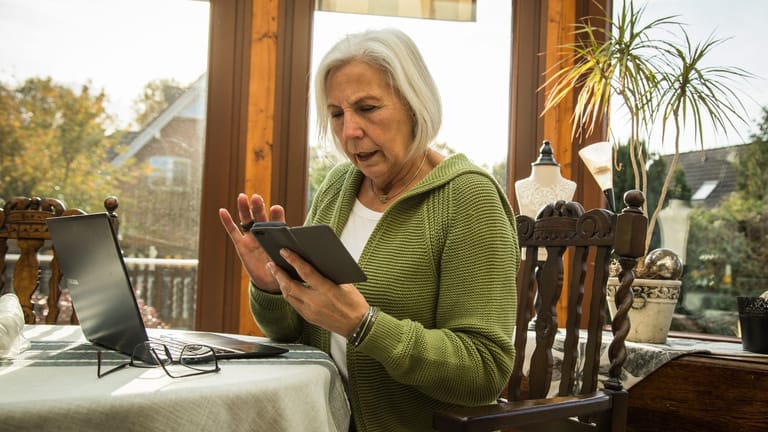 Eine ältere Dame am Smartphone