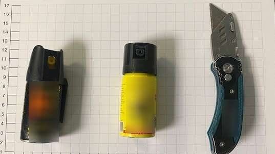 Sichergestellte Waffen der Bundespolizei: In Bochum wurde ein Mann mit einem Messer eingeschüchtert. Sichergestellte Waffen der Bundespolizei: In Bochum wurde ein Mann mit einem Messer eingeschüchtert.