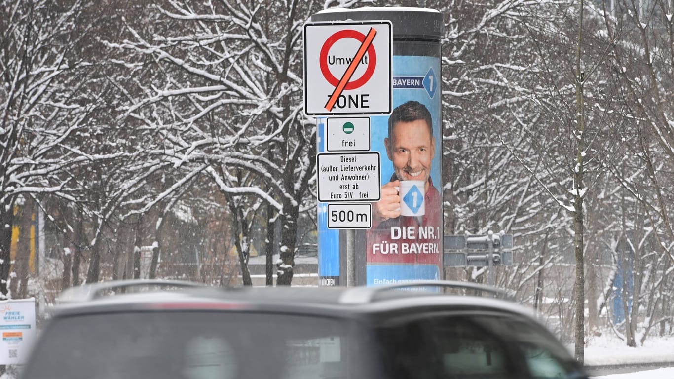 Ein Schild weist auf Fahrverbote für Diesel in München hin (Archivbild): Ab 1. Februar muss man mit Schadstoffklasse IV oder schlechter 50 Euro im Jahr zahlen, um noch mit Diesel in die Stadt zu kommen.