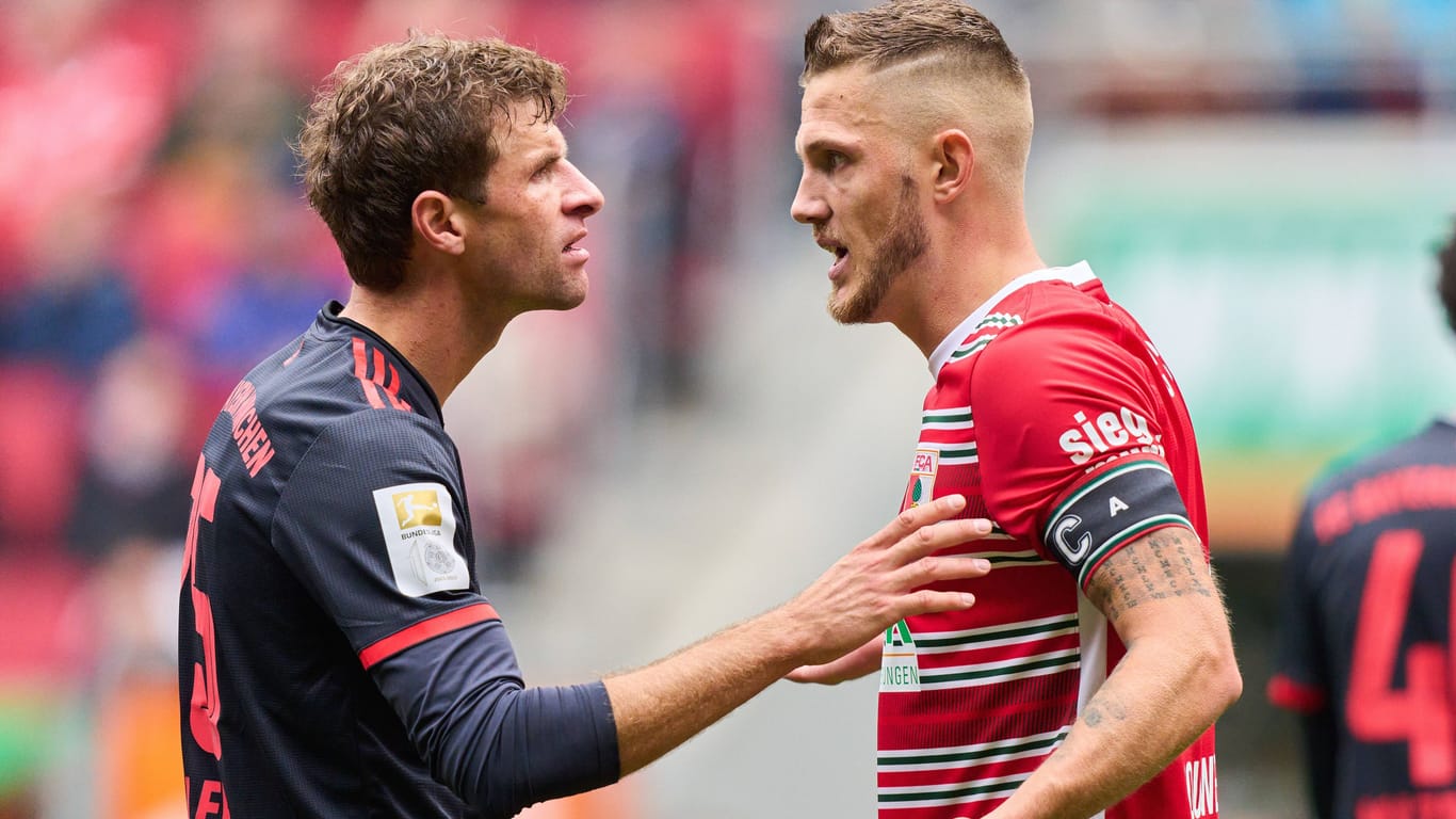 Bayerns Thomas Müller (l.) neben Augsburgs Kapitän Jeffrey Gouweleeuw: Beide haben neue Teamkollegen bekommen, der Niederländer gleich fünf.