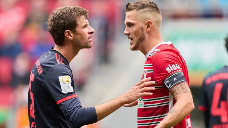 Bayerns Thomas Müller (l.) neben Augsburgs Kapitän Jeffrey Gouweleeuw: Beide haben neue Teamkollegen bekommen, der Niederländer gleich fünf.